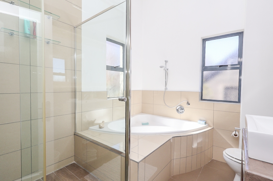 5 Bedroom Property for Sale in The Coves North West